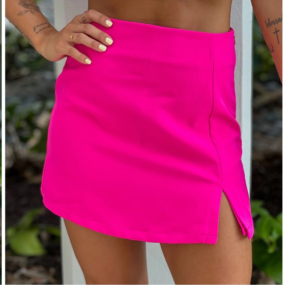 NWT FUCHSIA SKORT WITH SIDE SLIT SIZE MEDIUM